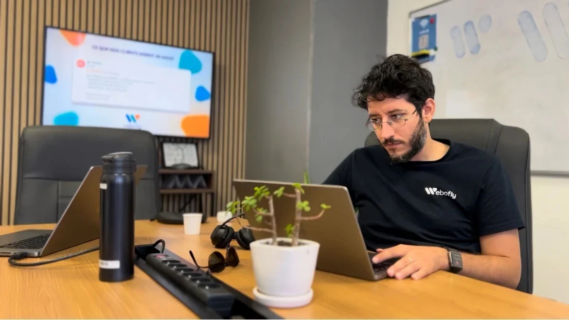 Membre de l'équipe Webofly en réunion de travail